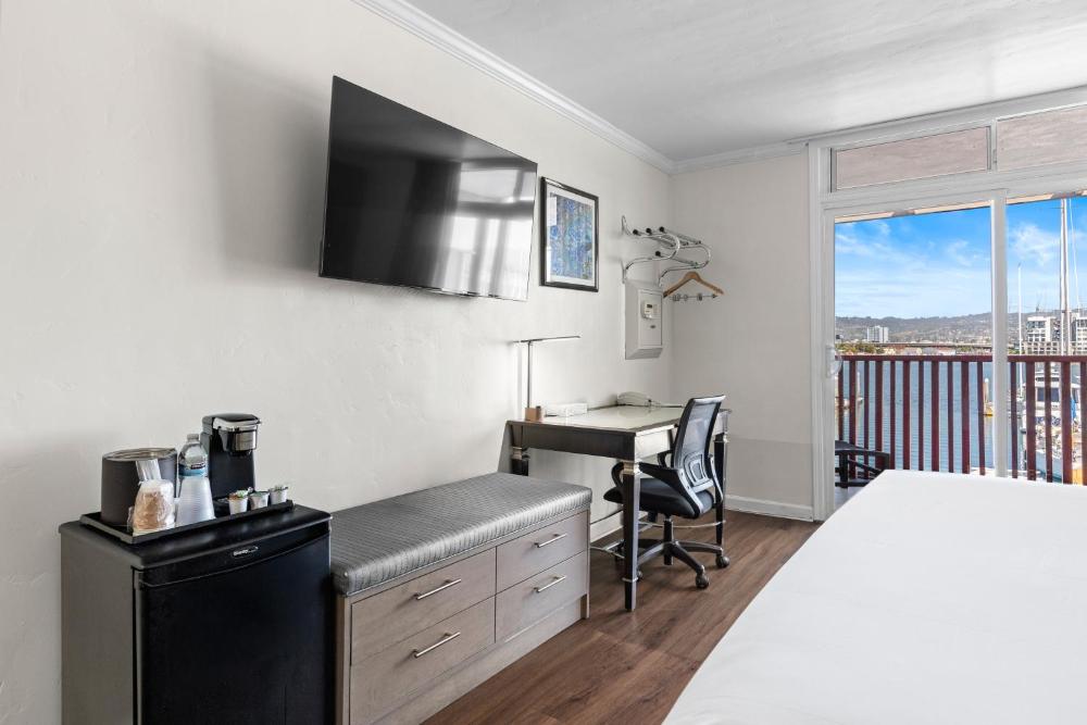 Superior King Room with Marina View interior