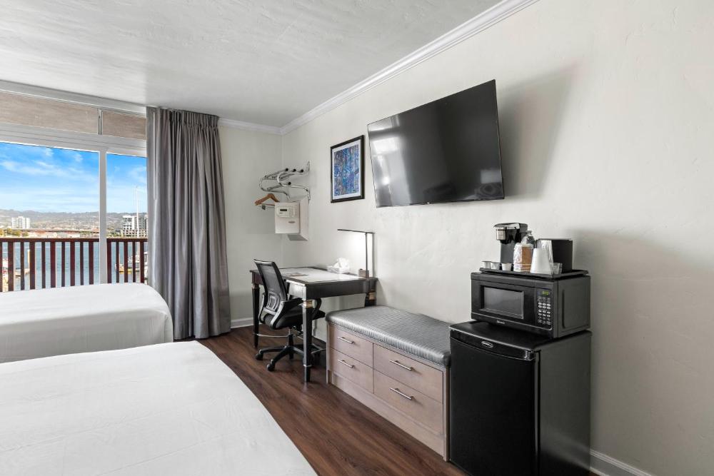 Superior Queen Room with Two Queen Beds and Marina View interior